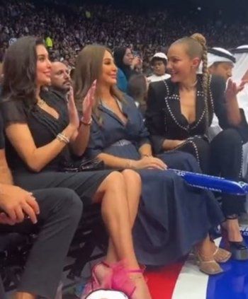 شاهد .. إليسا وياسمين صبري ومريم أوزرلي جنبا الى جنب في إحدى مباريات الـ NBA