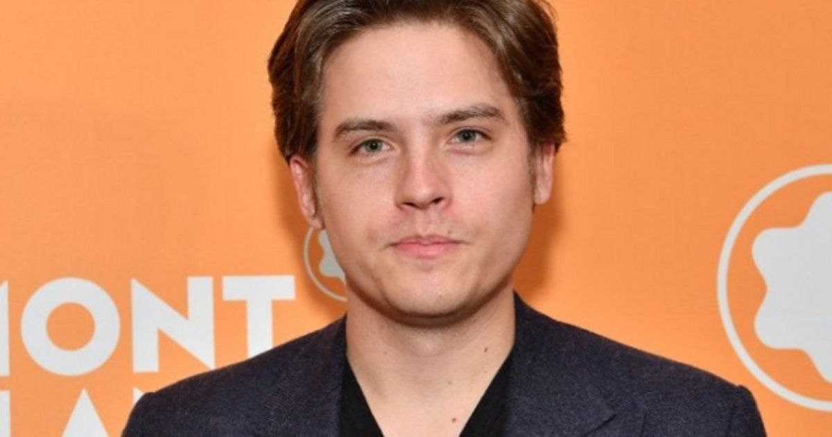 شاهد .. بالصورة - ديلان سبراوس يلتقي بإحدى زميلاته القدامى