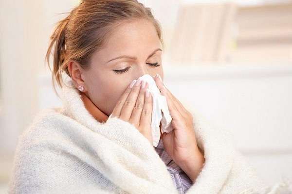 أعراض الإنفلونزا الموسمية في الخريف.. ليست كورونا ولا برد المروحة