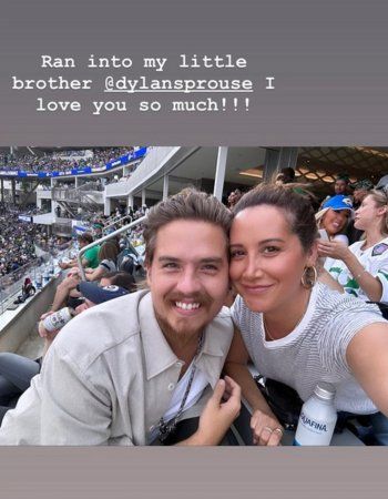 شاهد .. بالصورة - ديلان سبراوس يلتقي بإحدى زميلاته القدامى