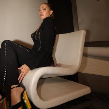 شاهد .. مريم أوزرلي ببدلة سوداء مميزة .. فكم بلغ ثمنها ؟