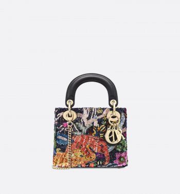 شاهد .. لخريف 2023 .. موديلات حقائب يد متعددة الألوان