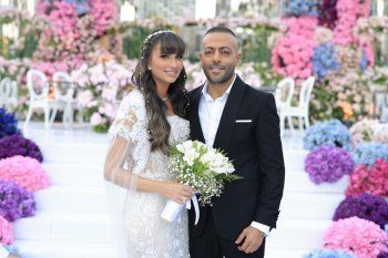 شاهد .. بالصور- تامر عاشور يعلن عن عقد قيرانه مع زوجته بالابيض