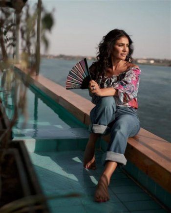 شاهد .. بالصور- بسمة تودع الصيف بجلسة تصوير في حوض السباحة