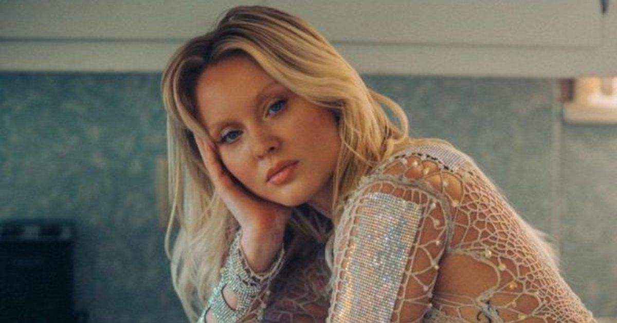 شاهد .. داعمة الشعب الفلسطيني.. فنانة سويدية تسخر من النفاق المجتمعي