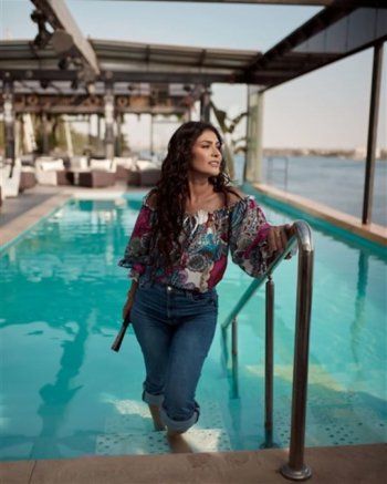 شاهد .. بالصور- بسمة تودع الصيف بجلسة تصوير في حوض السباحة