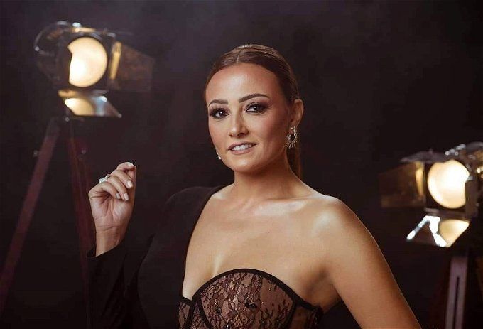 على أغنية شاكيرا.. بشرى في وصلة رقص بفستان جرئ