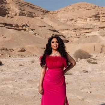 شاهد .. وسط الصحراء.. رحاب الجمل بفستان وردي مزين بالريش - بالصور