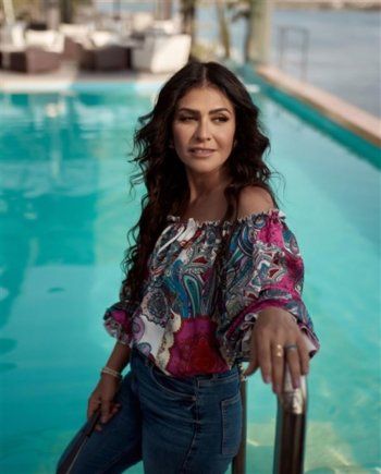 شاهد .. بالصور- بسمة تودع الصيف بجلسة تصوير في حوض السباحة