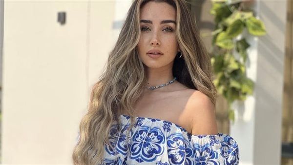 هنا الزاهد بفستان موضة قديمة : الكتف وقع يافنانة