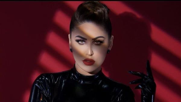 مي سليم بإطلالة الساحرات الشريرة : جمد قلبك