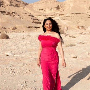 شاهد .. وسط الصحراء.. رحاب الجمل بفستان وردي مزين بالريش - بالصور