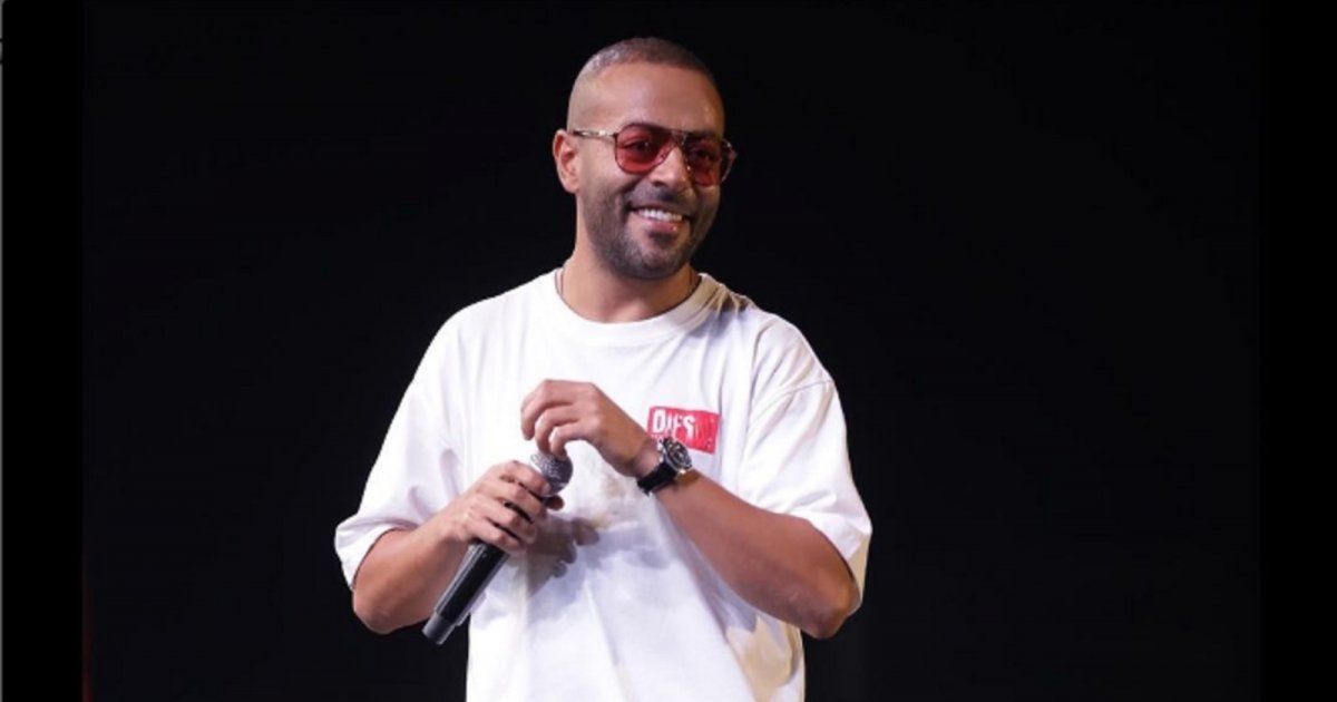 شاهد .. بالصور- تامر عاشور يعلن عن عقد قيرانه مع زوجته بالابيض