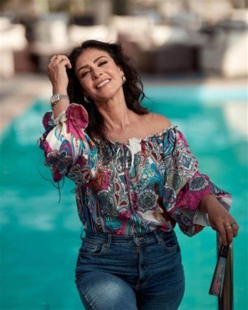 شاهد .. بالصور- بسمة تودع الصيف بجلسة تصوير في حوض السباحة