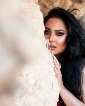 شاهد .. وسط الصحراء.. رحاب الجمل بفستان وردي مزين بالريش - بالصور