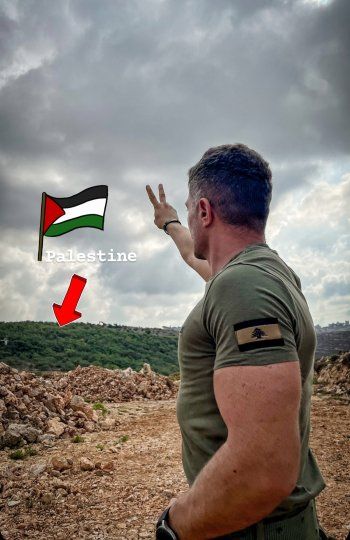 شاهد .. بالصورة - من الحدود اللبنانية الفلسطينية..المايسترو يرفع علامة النصر ويوجه رسالة إلى الشعب الفلسطسني