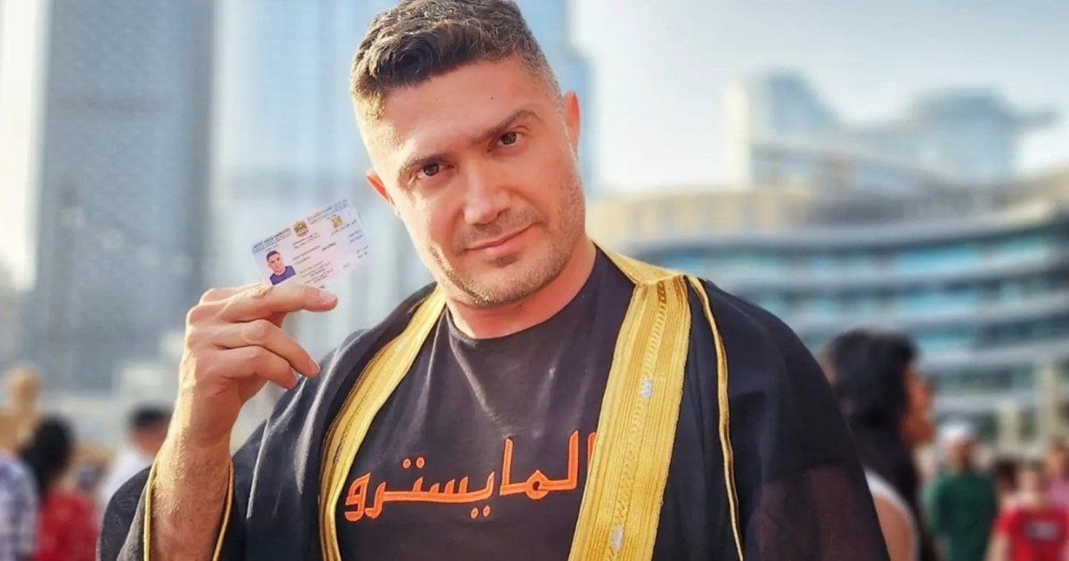 شاهد .. بالصورة - من الحدود اللبنانية الفلسطينية..المايسترو يرفع علامة النصر ويوجه رسالة إلى الشعب الفلسطسني