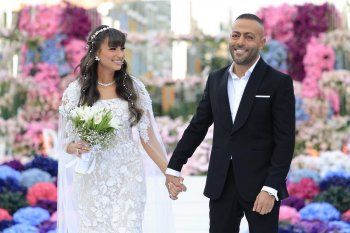 شاهد .. بالصور- تامر عاشور يعلن عن عقد قيرانه مع زوجته بالابيض