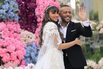 شاهد .. بالصور- تامر عاشور يعلن عن عقد قيرانه مع زوجته بالابيض