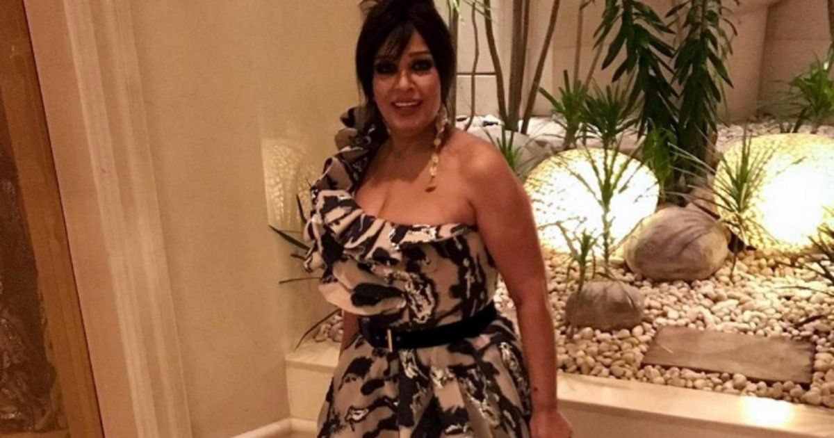 شاهد .. بالصورة - من الساحل الشمالي.. فيفي عبده تتألق بجمالها وتسحر الجمهور على الشاطئ