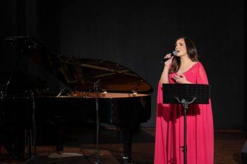 شاهد .. خاص- ليال نعمة تبدع بالغناء باللغة السريانية وتوقع ألبومها "أحلام ملونة" وهذا ما كشفته عن شقيقيها عبير وجورج نعمة