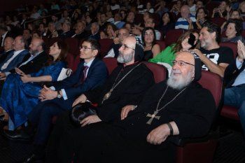 شاهد .. خاص- ليال نعمة تبدع بالغناء باللغة السريانية وتوقع ألبومها "أحلام ملونة" وهذا ما كشفته عن شقيقيها عبير وجورج نعمة