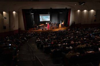 شاهد .. خاص- ليال نعمة تبدع بالغناء باللغة السريانية وتوقع ألبومها "أحلام ملونة" وهذا ما كشفته عن شقيقيها عبير وجورج نعمة