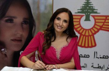 شاهد .. خاص- ليال نعمة تبدع بالغناء باللغة السريانية وتوقع ألبومها "أحلام ملونة" وهذا ما كشفته عن شقيقيها عبير وجورج نعمة