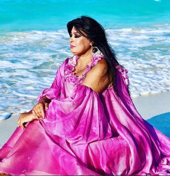 شاهد .. بالصورة - من الساحل الشمالي.. فيفي عبده تتألق بجمالها وتسحر الجمهور على الشاطئ