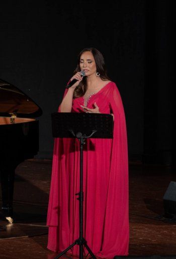 شاهد .. خاص- ليال نعمة تبدع بالغناء باللغة السريانية وتوقع ألبومها "أحلام ملونة" وهذا ما كشفته عن شقيقيها عبير وجورج نعمة