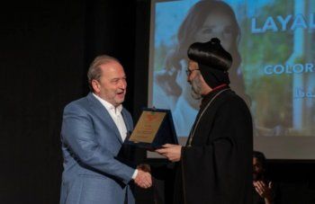 شاهد .. خاص- ليال نعمة تبدع بالغناء باللغة السريانية وتوقع ألبومها "أحلام ملونة" وهذا ما كشفته عن شقيقيها عبير وجورج نعمة