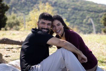 شاهد .. ديميت أوزديمير وانجين اكيوريك بأوضاع رومانسية-بالصور