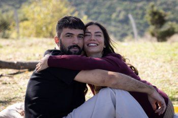 شاهد .. ديميت أوزديمير وانجين اكيوريك بأوضاع رومانسية-بالصور