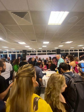 شاهد .. خاص- ليال نعمة تبدع بالغناء باللغة السريانية وتوقع ألبومها "أحلام ملونة" وهذا ما كشفته عن شقيقيها عبير وجورج نعمة