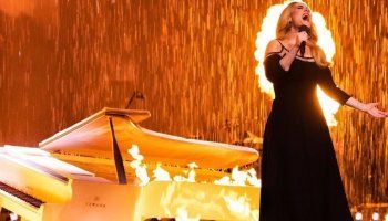 شاهد .. بتوقيع مصمم لبناني.. أديل تتألق بفستان أسود - صور وفيديو