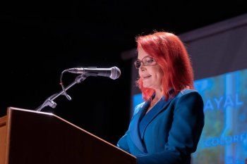 شاهد .. خاص- ليال نعمة تبدع بالغناء باللغة السريانية وتوقع ألبومها "أحلام ملونة" وهذا ما كشفته عن شقيقيها عبير وجورج نعمة