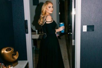 شاهد .. بتوقيع مصمم لبناني.. أديل تتألق بفستان أسود - صور وفيديو