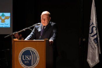 شاهد .. خاص- ليال نعمة تبدع بالغناء باللغة السريانية وتوقع ألبومها "أحلام ملونة" وهذا ما كشفته عن شقيقيها عبير وجورج نعمة