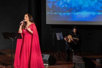 شاهد .. خاص- ليال نعمة تبدع بالغناء باللغة السريانية وتوقع ألبومها "أحلام ملونة" وهذا ما كشفته عن شقيقيها عبير وجورج نعمة