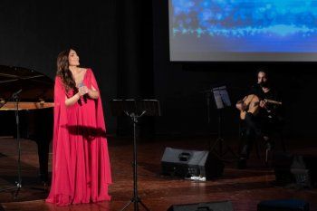 شاهد .. خاص- ليال نعمة تبدع بالغناء باللغة السريانية وتوقع ألبومها "أحلام ملونة" وهذا ما كشفته عن شقيقيها عبير وجورج نعمة