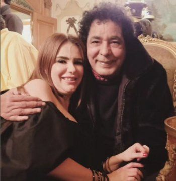 شاهد .. بالصورة- في يوم ميلاده..دنيا عبد العزيز تعايد محمد منير بكلمات من الحب