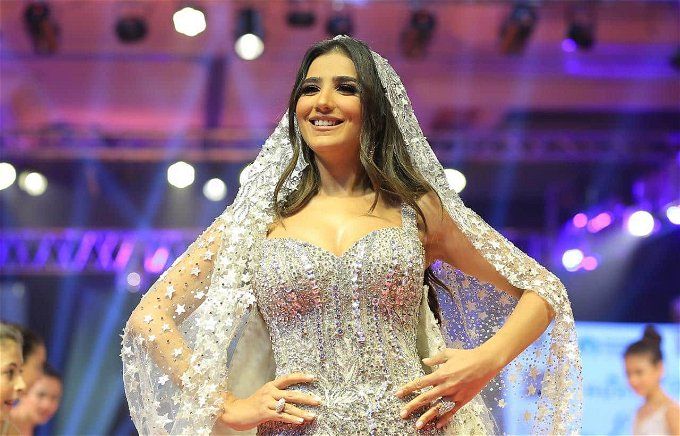 فساتين مي عمر المثيرة للجدل.. لبست القصير والمفتوح والمكشوف