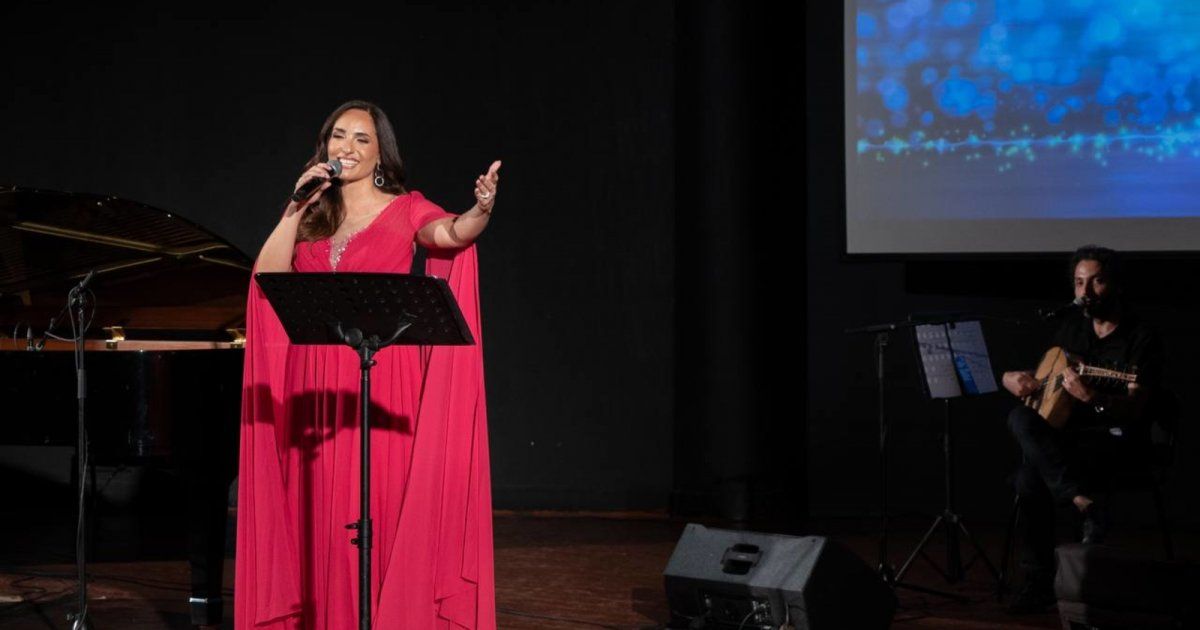 شاهد .. خاص- ليال نعمة تبدع بالغناء باللغة السريانية وتوقع ألبومها "أحلام ملونة" وهذا ما كشفته عن شقيقيها عبير وجورج نعمة