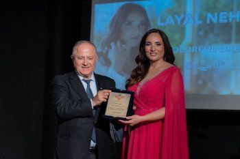 شاهد .. خاص- ليال نعمة تبدع بالغناء باللغة السريانية وتوقع ألبومها "أحلام ملونة" وهذا ما كشفته عن شقيقيها عبير وجورج نعمة