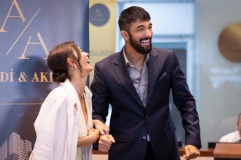 شاهد .. ديميت أوزديمير وانجين اكيوريك بأوضاع رومانسية-بالصور