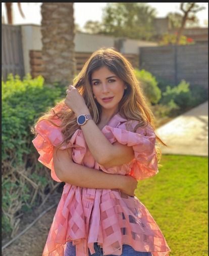 ملك قور لابسة فستات بحمالة حديد : تقيل عليكي يافنانة