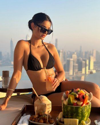 شاهد .. ماهلاغا جابري تكتسب السمرة بالبيكيني وناطحات سحاب دبي تبدو في الخلفية-بالصور