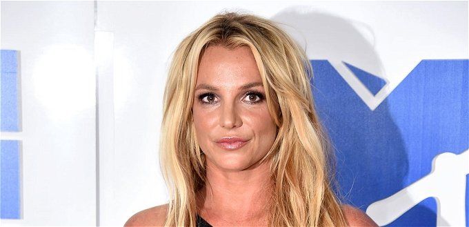 «رقصت بالسكاكين».. بريتني سبيرز تهدد الأمن والشرطة تلاحقها