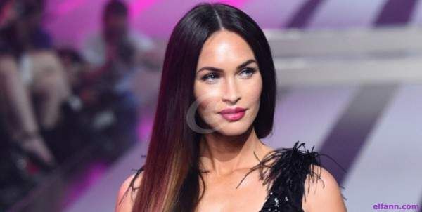 شاهد .. بالصورة - ميغان فوكس تتألق بفستان جلدي باللونين الأسود والأحمر