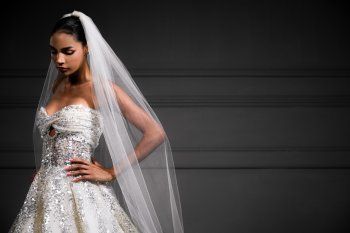 شاهد .. بالصور - مجموعة طوني ورد لعروس خريف 2024 تعكس بريق الأضواء والزخرفة الأنيقة